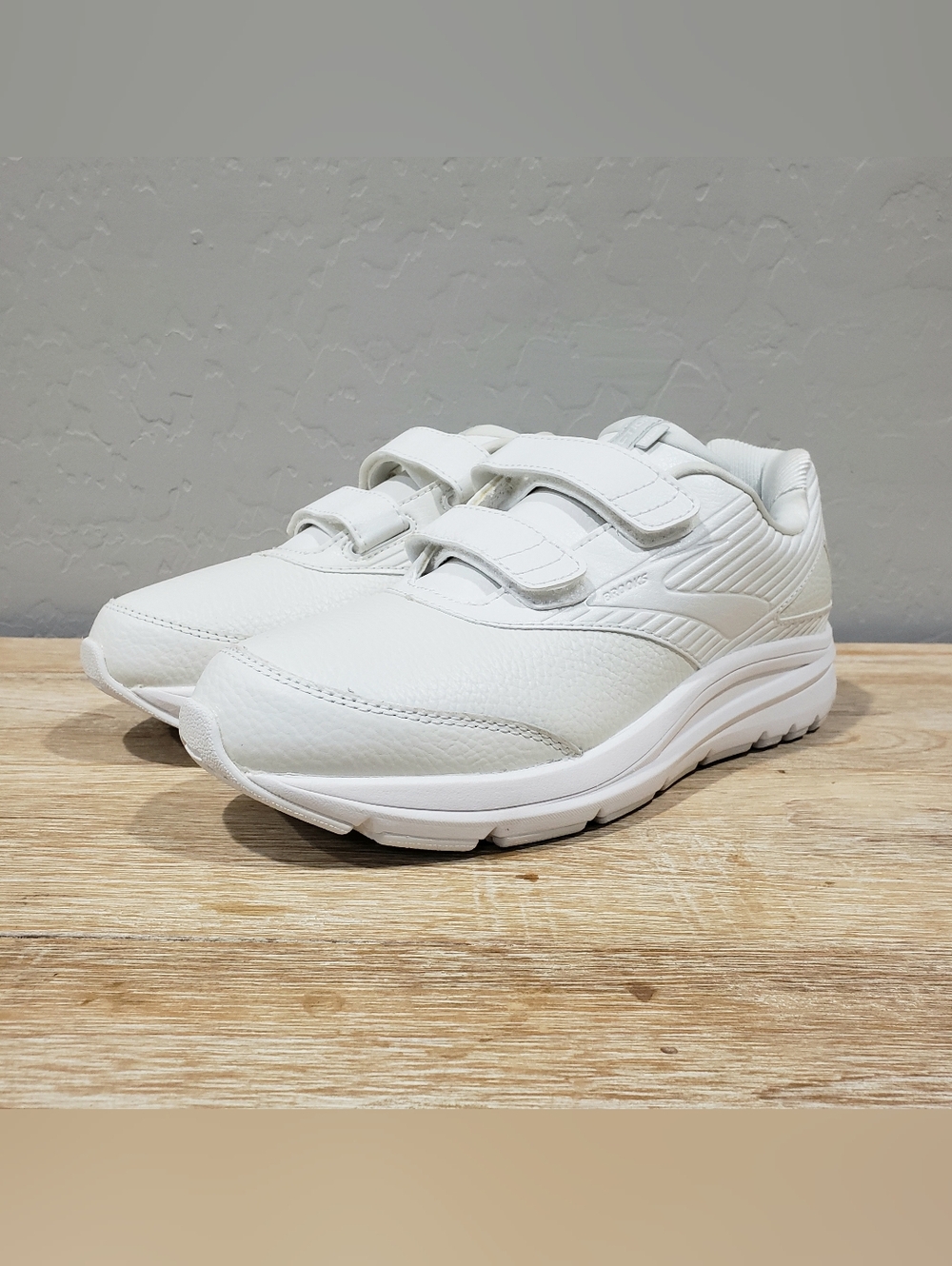 NWOB! BROOKS Womens Addiction Walker V-Strap 2 Leather Walking Shoe (8.5M) White